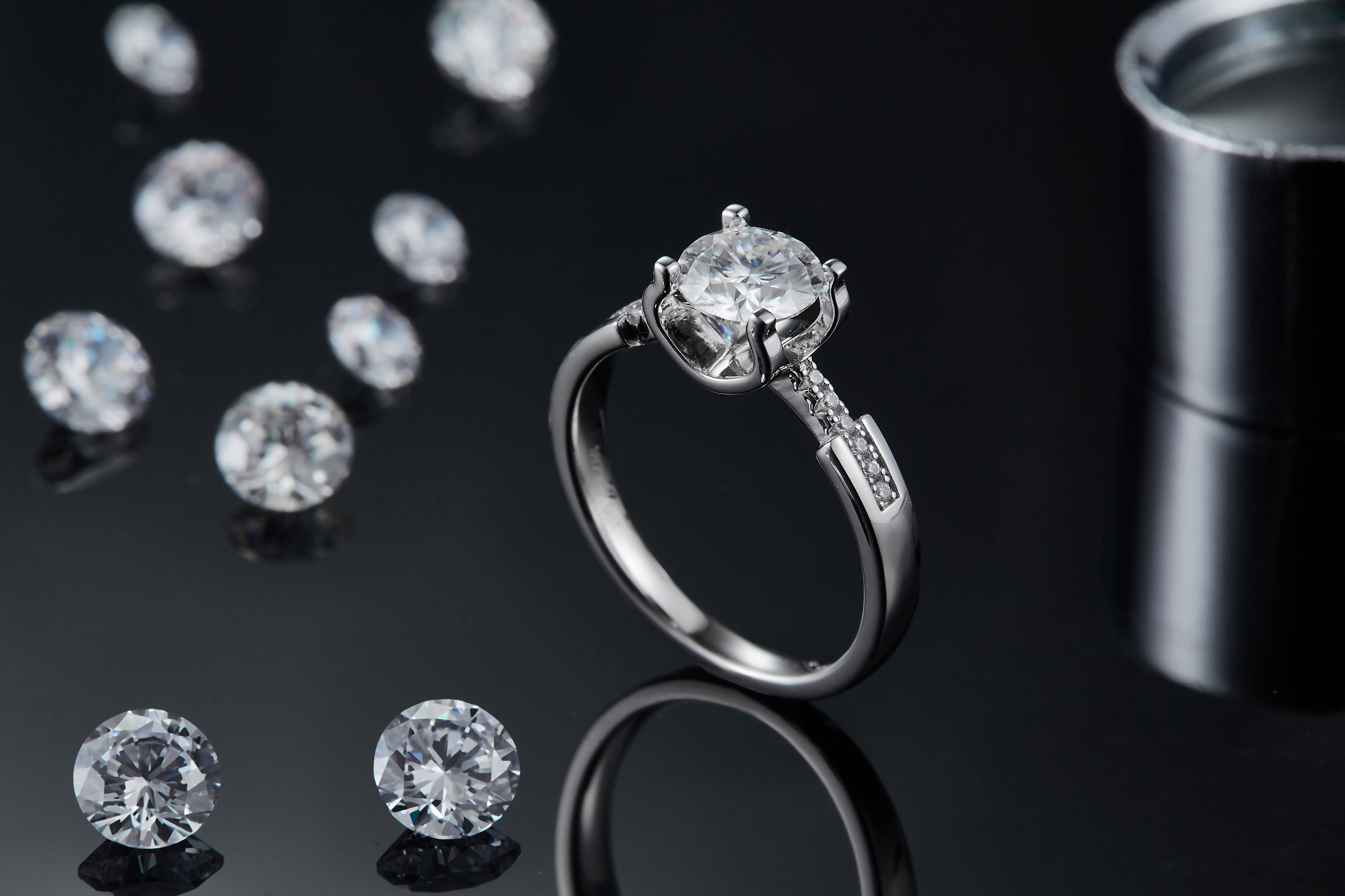 The Shield Of Light - A Wedding Ring Set With 1-carat Top-quality Moissanite Silver And