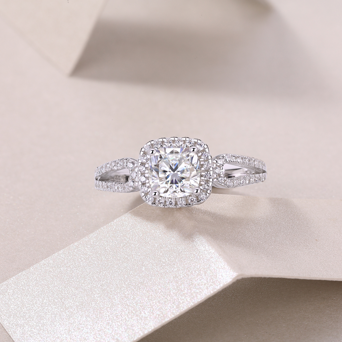 Time Mail - A Wedding Ring Set With Top-quality Moissanite Silver And Platinum-plated
