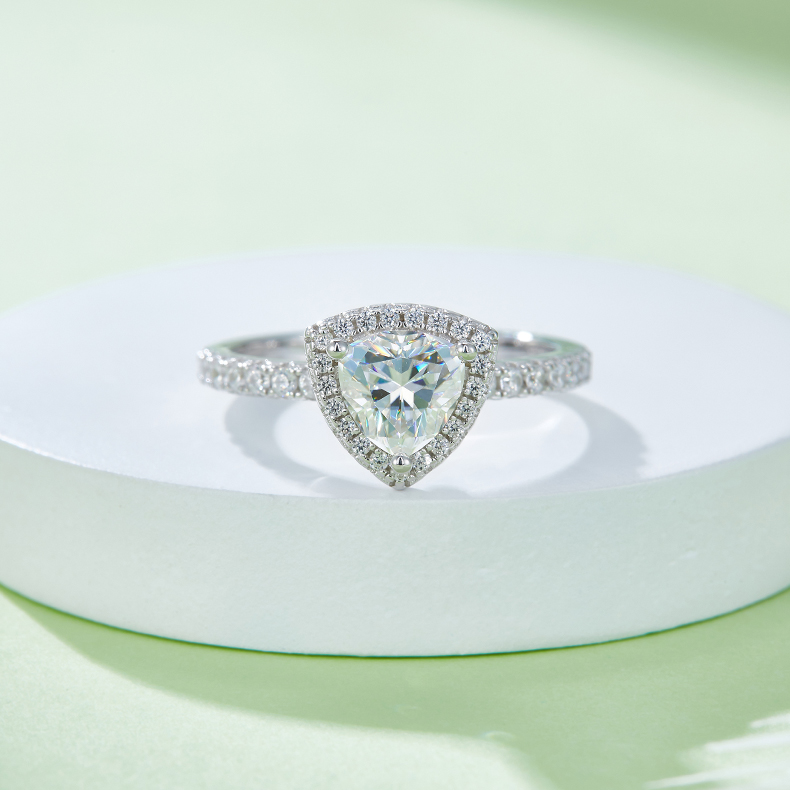 Triangular Moissanite Set With Top-quality Moissanite Luxury And Fashionable Light Luxury