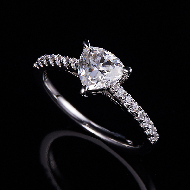 Triangular Moissanite Set With Top-quality Moissanite Luxury And Fashionable Light Luxury