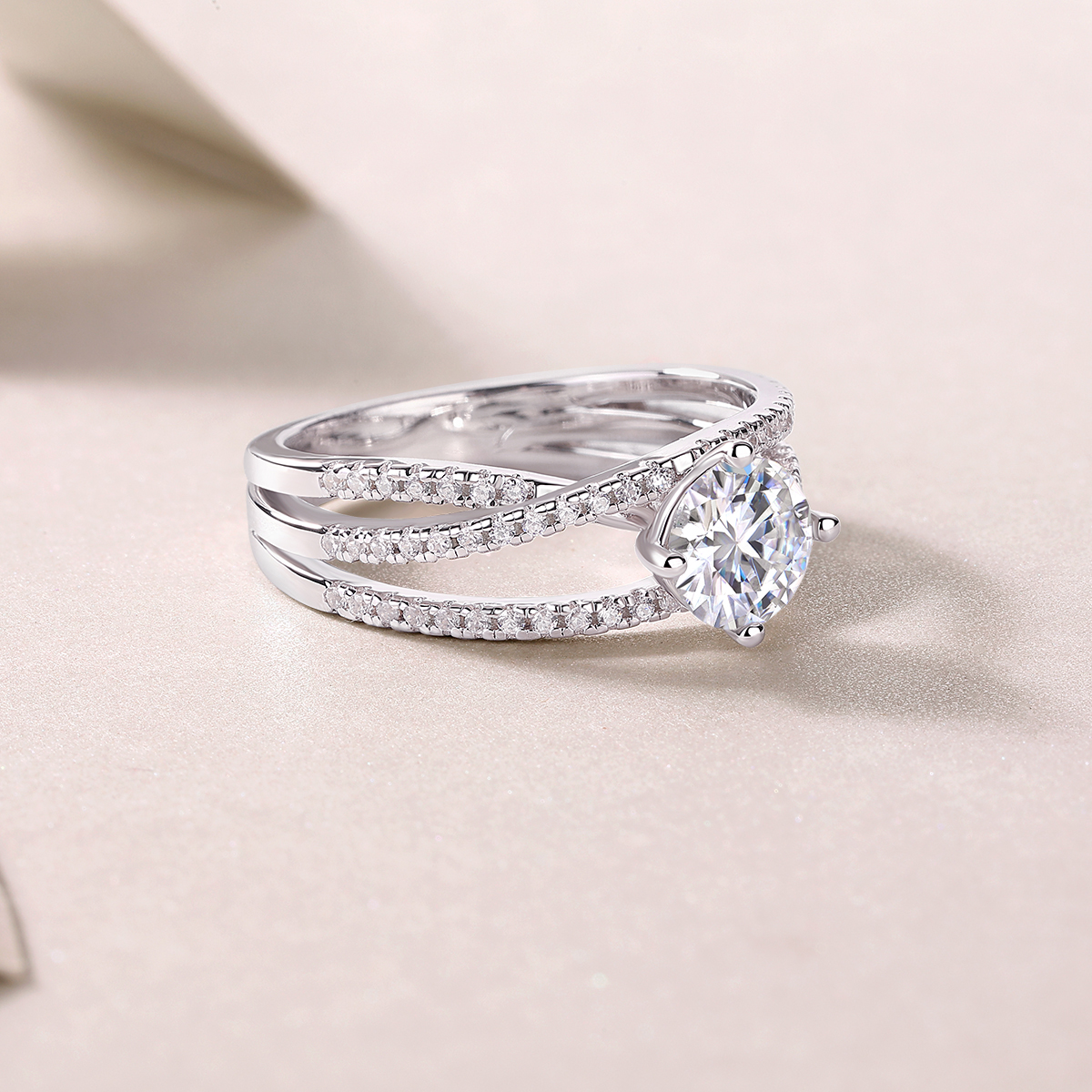 Immaginazione sfrenata: una fede nuziale con diamante in argento Moissanite di alta qualità da 1 carato