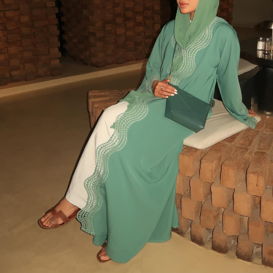 سترة صوفية طويلة متموجة من الدانتيل متعددة الألوان