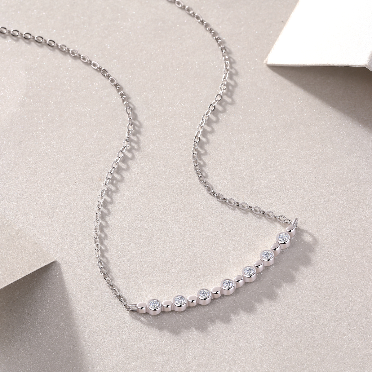 White Moon Stars - A Fashionable And Light Luxury Jewelry Pendant Necklace Set With