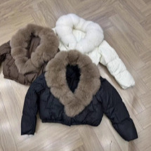 Women's Detachable-hood High-waisted Short Puffer Coat With A Large Fur Collar
