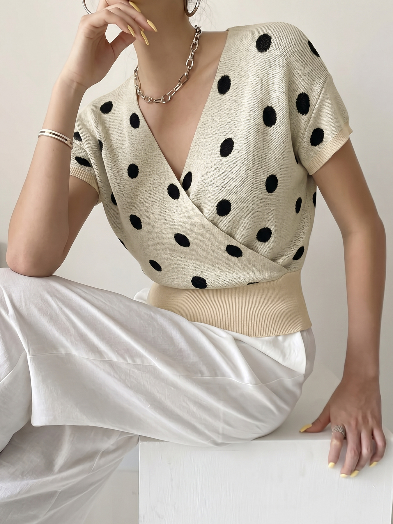 Women's Polka-Dot V-Neck Knitted Short-Sleeve Top