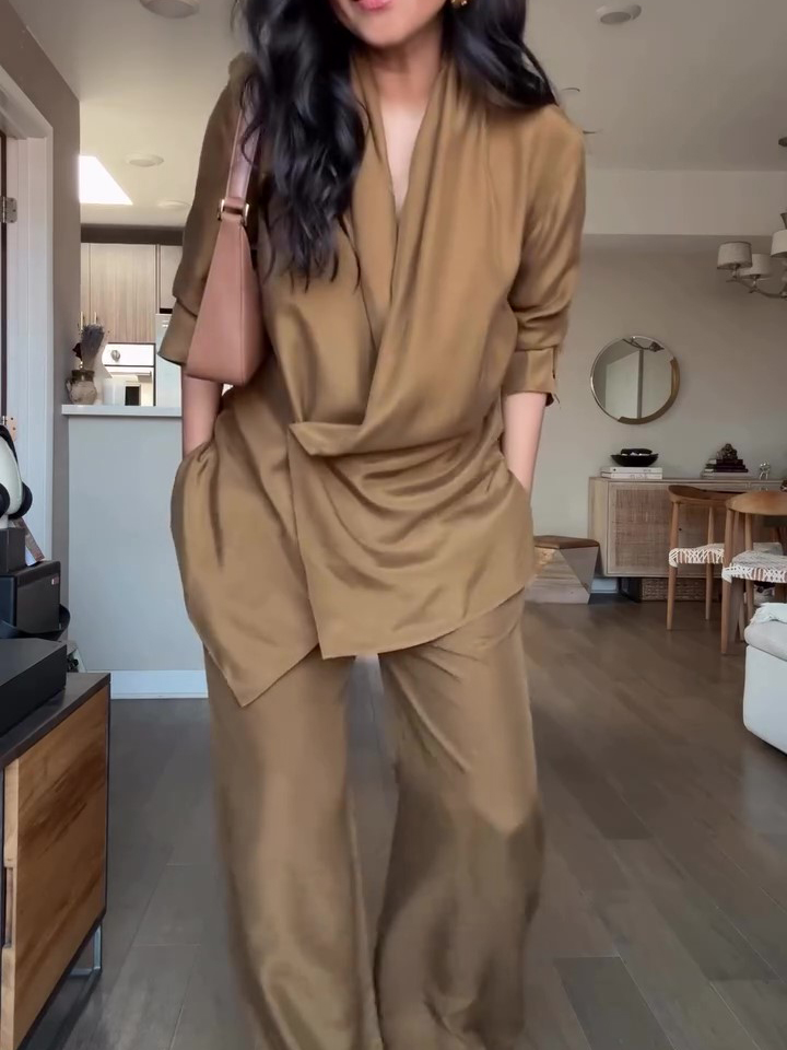 Set camicetta in raso stile avvolgente e pantaloni a gamba larga