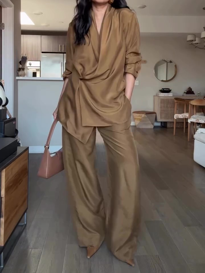 Set camicetta in raso stile avvolgente e pantaloni a gamba larga