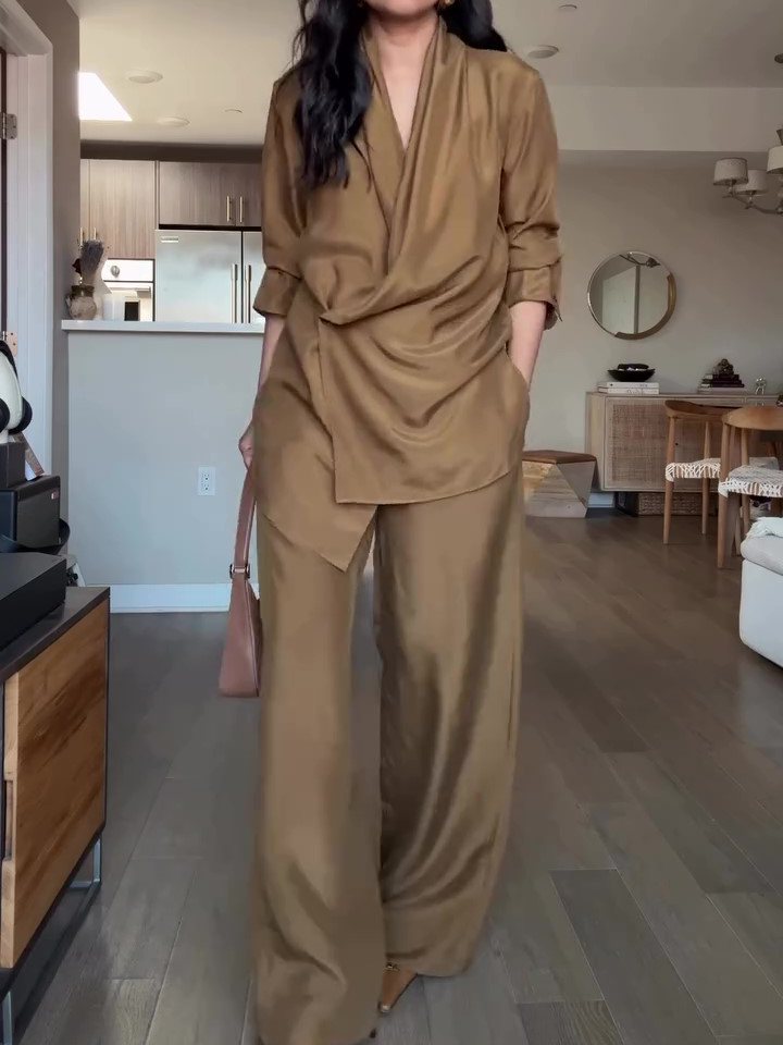 Set camicetta in raso stile avvolgente e pantaloni a gamba larga